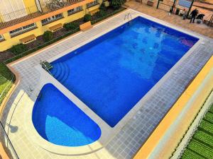 uma vista superior de uma piscina com água azul em Vivalidays Stephane - Fenals - LLoret de Mar em Lloret de Mar