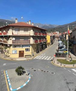 une rue vide dans une ville avec un bâtiment dans l'établissement Apartamento El Cuco, à Candeleda