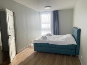 Un dormitorio con una cama azul y una ventana en Võru Kodu 1-2, en Võru