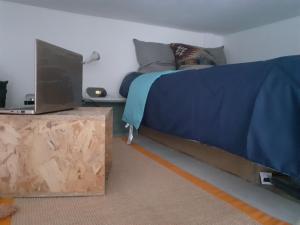 Una cama o camas en una habitación de Budget studette without WIFI, 5 min from Paris