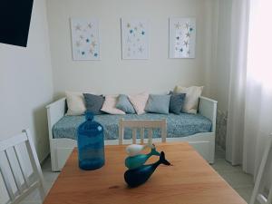 Гостиная зона в BlueSun Apartments