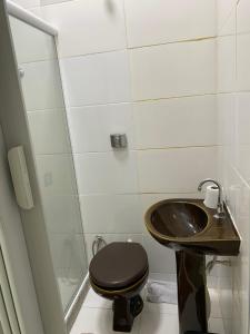 uma casa de banho com um WC e um lavatório em Apartamento Zona Norte 2qts no Rio de Janeiro