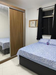 Dormitorio pequeño con cama y armario en Apartamento Zona Norte 2qts en Río de Janeiro