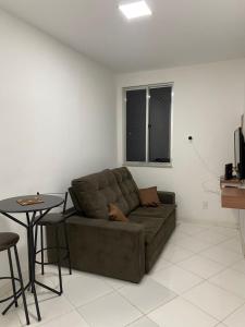 uma sala de estar com um sofá e uma mesa em Apartamento Zona Norte 2qts no Rio de Janeiro
