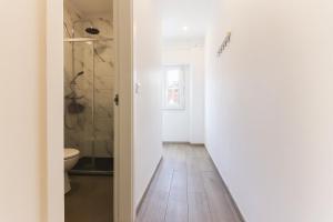 pasillo con baño con aseo y lavamanos en Downtown Lisbon Palma Suites by Homing, en Lisboa