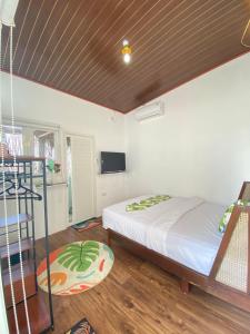 a bedroom with a bed and a television in a room at PALAGAN HUIS in Kejayan