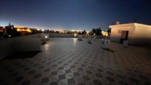 Blick auf eine Dachterrasse in der Nacht mit Lichtern in der Unterkunft Jada Gzenaya in Tangier