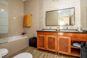 uma casa de banho com um lavatório, uma banheira e um WC. em Casa Sofia no Carvalhal