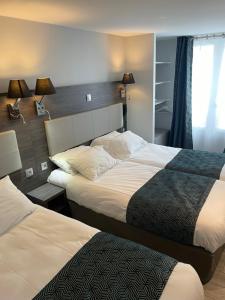 Llit o llits en una habitació de Mary's Hotel République
