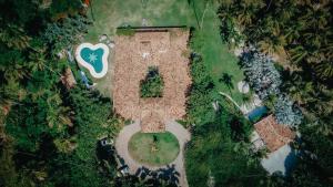 una vista aérea de un jardín con un signo cardiaco en Casa Brasileira - Hotel Galeria en Pôrto de Pedras