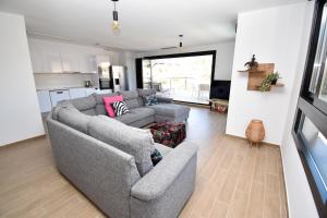 a living room with a couch and a kitchen at 5056 Apartamento Nuba Javea in Jávea