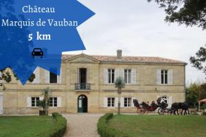 een huis met een paardenkoets ervoor bij La Vigne Nature T2 au cœur historique de Blaye in Blaye