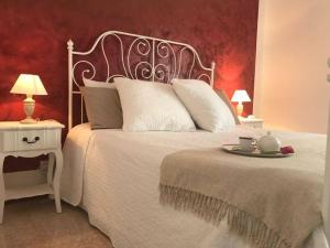 オストゥーニにあるResidenza Auroraのベッドルーム1室(白いベッド1台、トレイ付)