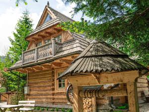 Cabaña de madera con balcón en la parte superior. en Wooden Tatra House en Zakopane