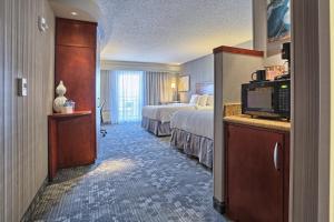 Habitación de hotel con cama y TV en Courtyard by Marriott Harrisburg West/Mechanicsburg, en Mechanicsburg