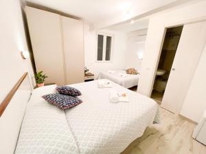 a white room with a bed and a mirror at Soggiorno Marina in Varazze