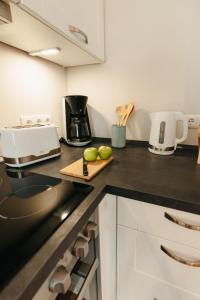 a kitchen with a counter top with apples on a cutting board at Utkiek Stuuv in Ratzeburg