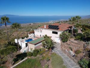 una vista aerea di una casa con pannelli solari sul tetto di CASANTILVIA heated pool paradise ad Adeje