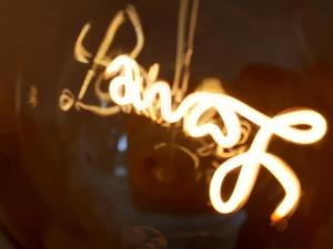 Ein Zeichen, das besagt, dass der Glaube in Lichter geschrieben ist. in der Unterkunft Cottage Interieur Spa classé 4 étoiles - balnéo et sauna privatif in Tannay