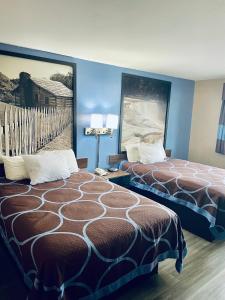 pokój hotelowy z 2 łóżkami i obrazem na ścianie w obiekcie Super 8 by Wyndham Corbin KY w mieście Corbin