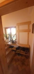 a room with a window and a shelf with shoes at Sigrids Ferienwohnung Bad Tölz in Bad Tölz