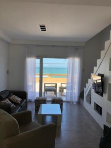 sala de estar con vistas a la playa en Complejo Caribea en Quequén