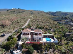 una vista aérea de una casa en CASANTILVIA heated pool paradise en Adeje