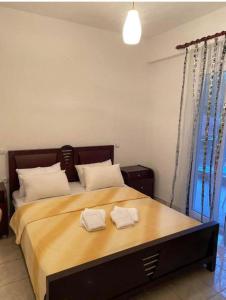 ein Schlafzimmer mit einem großen Bett mit zwei Handtüchern darauf in der Unterkunft Studio Nikol koutsoupia in Kókkinon Nerón