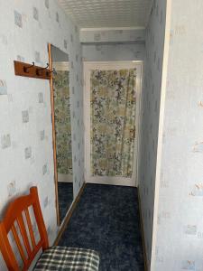 ブクフェルドにあるKarolin Apartmanの窓と椅子が備わる小さな客室です。