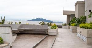 eine Terrasse mit einer Bank an der Seite eines Gebäudes in der Unterkunft SILVER PARK in Cúcuta