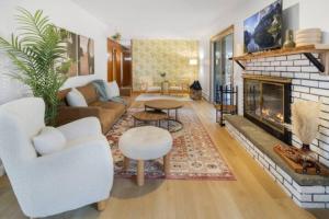 Posezení v ubytování 3BR/2BA Lakehouse 10 min to town