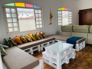uma sala de estar com um sofá e uma mesa em Hostel Litoral em Peruíbe