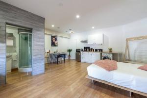 a large room with a bed and a kitchen at Gawler Townhouses 1b in Gawler