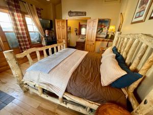 1 cama grande de madera en una habitación con en EML 6 Hidey-Hole, en Paonia