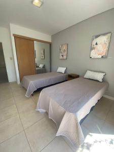 Habitación con 2 camas en una habitación en departamento 2 dormitorios 2 baños en Mendoza