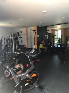 een fitnessruimte met diverse hometrainers in een kamer bij Hospedaje Los Cedros in Girón