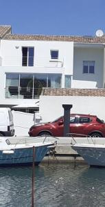 Fotografia z galérie ubytovania Maison de bien être 150m2 au bord du canal avec piscine chauffée au sel à 2 pas de la plage et du centre ville v destinácii Palavas-les-Flots
