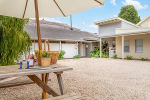 ゴーラーにあるGawler Townhouses 1C , 1 Queen bedの家の前の傘付きピクニックテーブル