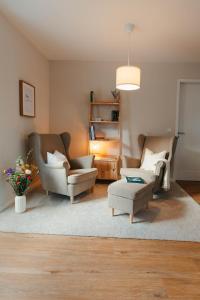 a living room with two chairs and a table at Utkiek Stuuv in Ratzeburg