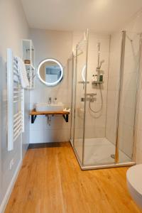 a bathroom with a shower and a sink at Utkiek Stuuv in Ratzeburg