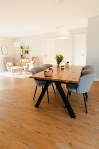 a dining room table and chairs in a living room at Utkiek Stuuv in Ratzeburg