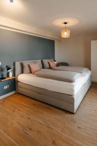1 dormitorio con 1 cama grande en una habitación en Utkiek Stuuv, en Ratzeburg