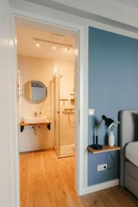 a bathroom with a sink and a shower in a room at Utkiek Stuuv in Ratzeburg