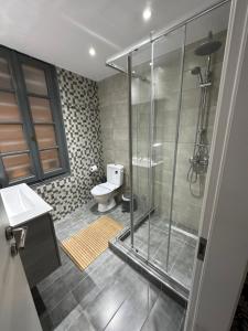 Bathroom sa ROH Suites