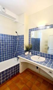 濱海聖西的住宿－HAMEAU DES AMANDIERS VUE MER - PISCINE, GOLF et TENNIS PRIVE，一间带水槽和镜子的浴室