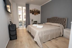 1 dormitorio con cama y ventana en Le Stelle Della Spezia, en La Spezia