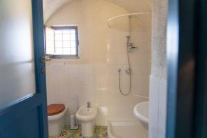 ein Bad mit einem WC, einem Waschbecken und einer Dusche in der Unterkunft La Locanda di Emma in Maratea