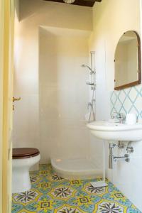 ein Bad mit einem Waschbecken und einem WC in der Unterkunft La Locanda di Emma in Maratea