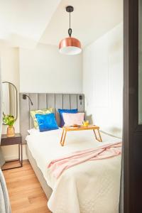 um quarto com uma cama com uma mesa em Laguna Resort Beskidy & Wellness em Zarzecze