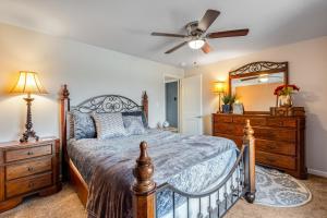 Un pat sau paturi într-o cameră la Golden Hills Retreat A